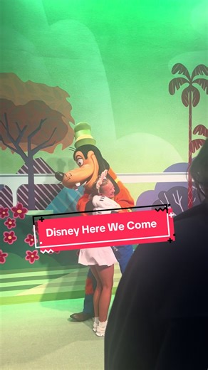 Hey Disney…your biggest fan is on her way back - this time she has an extra agenda!! 📣 Let’s GEAUX NISH CHEER! 🫶🏼🖤💛🐝 #ucanationals #disney #disneycharacters #cheerleaders @Disney Parks @palynnn
