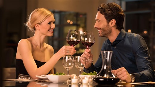 The things women secretly notice about you on a first date