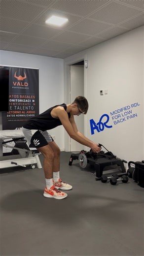 Adriana Rodríguez on Instagram: "🤞🏼💡 Creo firmemente en la importancia de crear un programa de ejercicios que respeten la mecánica lumbar, de cadera y pélvica 🦋; utilizando, cuando sea necesario, variantes que aíslen al máximo los isquiotibiales para reducir la carga sobre esa zona baja de la espalda. • Evalúa movilidad de cadera, sacroilíaca y lumbosacra • Trabaja la estabilidad lumbopélvica • Enseña patrones correctos (hip hinge) y stack • Adapta según la necesidad del deportista y su biom