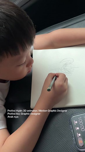 lealinaa (@llealinaa)’s video of graphic designer