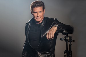 David Hasselhoff graba una versión de "Sweet Caroline" con MINISTRY