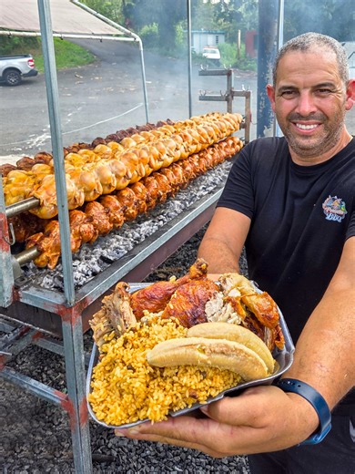 2.5M views · 66K reactions | Parecen Pavos 旅 Pero Noo.. Son Pollitos  Asaitos Al Carbon  con Combos Boricuas y la Yuquita en Escabeche.. Monumental !! | Puerto Rico desde el Aire | Facebook