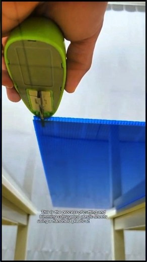 How Corrugated Plastic Sheets Are Cut With a Handheld Trimming Tool