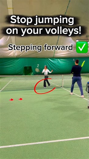 Mehdis Tennis on Instagram: "✅ Step Forward Into the Volley 👣 Your body weight moves forward, not upward 🚫 No jumping 🚫 No leaning back Small footwork changes = more control and precision at the net 💥 🎾 #tennistips #tennisbeginner #tennislove"