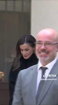 Letizia le ordena al rey Felipe que salude y él le contesta que ya lo hizo.EL AFÁN DE CONTROL.