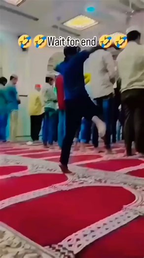 sarik.3.0 on Instagram: "𝗕𝗲𝘀𝗵𝗮𝗾 ☝️✨ . . 🇯🇵当达到这种速度时,已经不再是 地面移动,而是以音速前进 🚀🌍 这段模拟展示了如果以马赫1(约1330公里/小时) 。目前,日本最快的列车运行速度约为320公里/小时,而在如超高速磁悬浮列车等先进实验平台上,在受控环境中已经实现了超过600公里/小时的速度。这一模拟远远超出了现有水平,探索当现代铁路概念进化为真正的超高速系统时,未来将具备怎样的可能性。要达到这样的速度, 仅靠动力是远远不够的。工程师们正在研究磁悬浮技术、几乎零摩擦的导轨,以及真空或低压管道系统, 以消除超高速运行中最大的限制因素——空气阻力。在马赫级别的速度下,哪怕是微小的空气扰动,也会成为严峻的结构性挑战。因此,未来的超音速铁路构想将依赖于高精度导向系统、AI控制的稳定技术,以及在数百公里范围内以毫米级误差建造的基础设施。一旦实现,如今需要数小时的行程将被缩短到几分钟,这可能从根本上改变通勤方式、区域经济,以及大型城市之间的连接方式。你喜欢科技吗? #科技#创新 #历史 #技术 #实验热门世界日本经济成长"