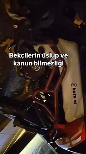 Batuhan Baş on Instagram: "İlk başta yoklama kaçağı olduğum için tutanak tutular ve bu sabah zaten tutulmuştu ve bende söyledim fakat sisteme düşmemiş dediler ve bende bakmak istiyorum sisteme dedim ve sen bize güvenmiyor musun diye sordu ondan sonra gıcık kaptılar zaten. . Dışarıda motorumu gördüler ve plaka sorguladı haciz ve rehin gözüktü motoru bağlayalım dediler , bende bağlayamazsın yakalama kararı yok dedim daha sonra benden daha mı iyi bileceksin gibi bir kelime kullandı devamı video da.