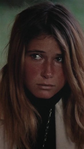 Aimer ça me rend mauvaise ! 🤍✨ . Le genou de Claire, Éric Rohmer 🎥 . Synopsis 🎬 Sur les rives du lac d’Annecy, un diplomate en vacances s’éprend d’une jeune fille fascinée par l’insouciance de l’été. Cinquième volet des Contes moraux, le film interroge le désir, la projection et ce moment où le regard devient déjà un récit. Avec ses dialogues ciselés et son apparente légèreté, Rohmer filme la complexité morale sans jamais forcer le trait et signe l’un de ses films les plus iconiques. | Divers