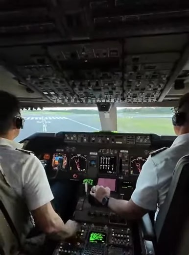 132K views · 2.8K reactions | Boeing 747-400 landing so smooth it feels like floating. Perfectly handled by the First Officer — pure skill in action! #Hashtags: #B747 #Boeing747 #SoftLanding #FirstOfficer #PilotSkills #AvGeek #PlaneSpotting #SmoothTouchdown #FlightDeck #AviationLovers #JetLife #AirportVibes | Aviation Gallery | Facebook