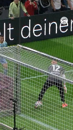 Los buenos trucos nunca se olvidan: ¿O no Arjen Robben ? 🧙‍♂️✨✨✨ | FC Bayern München