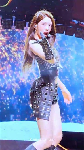 [FANCAM] IVE YUJIN ‘Holy Moly’ Stage Presence is Insane! 🪄✨ #Shorts #AnYujin