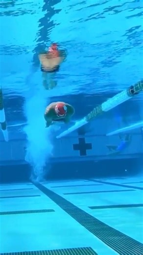 Flawless entry and powerful pull-down! 👀🔥⁠⁠⁠⁠⁠⁠📹 miguel.ch5 ⁠.⁠⁠.⁠⁠.⁠⁠.⁠⁠#DuoSwim #Breaststroke #Swimming #Swimmer #Dive #Underwater #SwimVideo #SwimTechnique #LoveSwimming #MastersSwimming #Swim #SwimPractice #SwimTraining #SwimCoach #SwimApp | DuoSwim