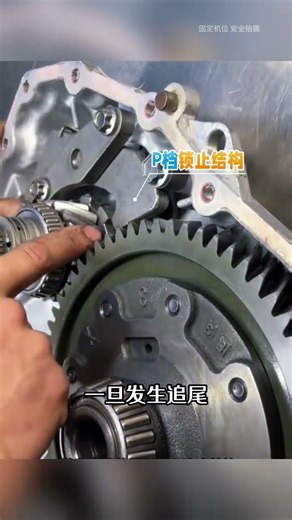 等紅綠燈掛N檔拉手剎，還是D檔踩剎車？ #等紅綠燈 #汽車知識 #新手開車