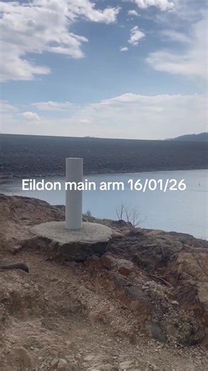 𝐇𝐚𝐯𝐞 𝐲𝐨𝐮 𝐞𝐯𝐞𝐫 𝐬𝐞𝐞𝐧 𝐋𝐚𝐤𝐞 𝐄𝐢𝐥𝐝𝐨𝐧 𝐥𝐢𝐤𝐞 𝐭𝐡𝐢𝐬 𝐢𝐧 𝐉𝐚𝐧𝐮𝐚𝐫𝐲? 𝐍𝐨 𝐜𝐫𝐨𝐰𝐝𝐬. 𝐍𝐨 𝐜𝐡𝐚𝐨𝐬. Just glassy water, quiet coves, and that eerie-good calm you normally only get mid-winter. It feels like exclusive access — but with that comes responsibility. 🚨 Please be safe with the fires, follow local advice, and don’t take risks. Eildon never stays this quiet for long. Sometimes the lake whispers instead of shouts… and that’s the magic.