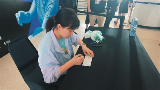 Chen Xingtong and Lee Sangsu were the highlight of the day at #WTTBangkok for these lucky fans 🤩✍️ Get your tix for #WTTStarContender Bangkok, and you might get to meet your fave athlete 😉 👉 bit.ly/Bangkoktickets | World Table Tennis