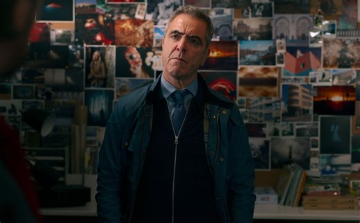 10 krimi seriálů na Netflixu, které budete s napětím sledovat až do konce. Nechybí ani thrillery od mistra zvratů Harlana Cobena