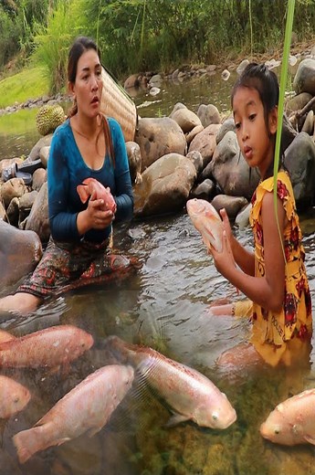 Amazing mother with daughter catch many red fish in river- Roasted fish eat with black currant sauce | CHEF GIRL