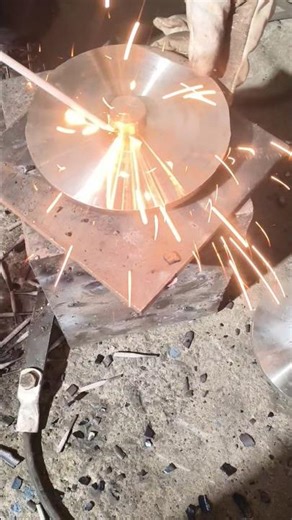 Arc welding secret most beginners don’t know! ⚡ Clean bead in seconds 🔥 #WeldingTricks