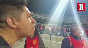 645K views · 19K reactions | EXPLOTARON CONTRA RAFA PUENTE La afición de Pumas acabó muy molesta tras la derrota contra Chivas y se fue contra sus propios jugadores. Pidieron la salida de Rafa Puente y le aventaron vasos de cerveza.  “MANCHAN EL COLOR" | RÉCORD México | Facebook