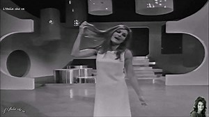 Dalida - " Dan Dan Dan " (P.Dossena-A.Lurarelli-R.Righini) 1968 Dalida partecipa all'edizione 68-69 di Canzonissima, aggiudicandosi la gara con questo singolo. La vittoria in realtà fu anche un po' contestata, in quanto (si diceva) ottenuta più per la pubblicità che il recente tentato suicidio le aveva offerto, che per meriti reali. Dalida al momento della premiazione dirà, riferendosi a Luigi Tenco, "...Lassù qualcuno è contento...". Comunque, al di la di tutto, la brava artista offre ancora un