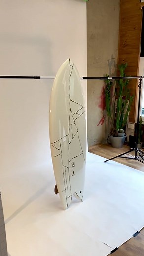 Introducing our latest collab with @moskova.europe A very special and unique classic twin fin, Inspired by the ancient Japanese technique called #kintsugi A surfboard that I have worked with tinted resin, 24k real gold, with special keels worked with centuries-old wood. Thank you very much @moskova @lediciaaudiovisual 🙌🔥 #surfart #art #surfboard #twinfin #retrofish #surf #realgold #24k #bugarskisurfboards