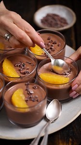 Beata i Igor Gratkowscy on Instagram: "Pianka czekoladowo-pomarańczowa, przypominamy ten prosty przepis, bo smaki 🍊🍫 idealnie wpisują się w świąteczny klimat 8 porcji po 174 kcal Przygotowanie: 10 minut plus tężenie ✨Galaretka pomarańczowa 2 opakowania po 72-75 g (waga zależy od producenta, ale zwykle na każde opakowanie przypada 500 ml wody, my oczywiście w przepisie używamy znacznie mniej wody, tylko 300 ml na dwa opakowania galaretki) ✨Jogurt naturalny 2-3% tłuszczu albo skyr pitny naturaln