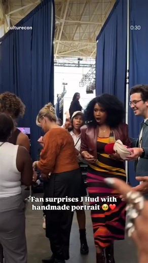 Janaé B. on Instagram: "As I rejoice in the last Sunday of 2025, I truly just want to thank God for the year I had!! WHATTTT?!?! Every moment I stepped out with faith & landed EXACTLY where I wanted to be!! I can't believe I was able to meet & share my art with @iamjhud !! When I tell you, this moment was a dream come true, my god! 🥰🥹🤗 Thank you @culturecon for this beautiful connection!! See you all next year 🙏🏾💜 #StyleOfJe Shoutouts to @kanyaiwana for capturing the @essence photoshoot! T