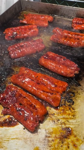Sentite il profumo? La nostra salsiccia calabrese arrosto, cotta lentamente sulla brace per regalarvi tutto il gusto della Calabria.🔥🤤 #streetfood #calabriabella🌶🌶🌶 #streetfoodcalabria #neiperteeeeeeeeeeeeeee #fyp