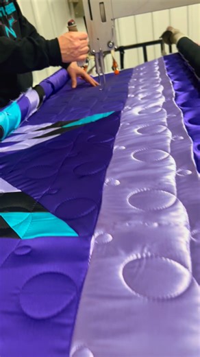 Free hand quilting! #reelsfypシ #trendingreelsvideo #foryoupageシ #3feathersstarquilts #smallbusinessownerlife #quiltdaddy | 3 Feathers Star Quilts