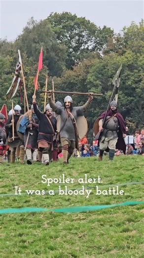 📍What a great day in Battle for the Battle of Hastings. ⚔️Yes, the Normans won. But the Saxons put up a tremendous fight and my ancestral blood is at peace. Of course, the real Battle of Hastings was on the 14 October 1066. Earlier this year, I walked at Isfield where Harold allegedly stayed on his way to Battle. 🏰William, meanwhile, hung out in Pevensey for a while after landing. The salty grasses of the Pevensey Levels had a lovely golden hue this morning. Very atmospheric. 🎪Lots going at B