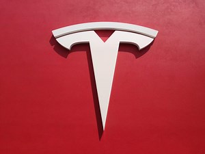 Tesla ends lifetime connectivity subscription