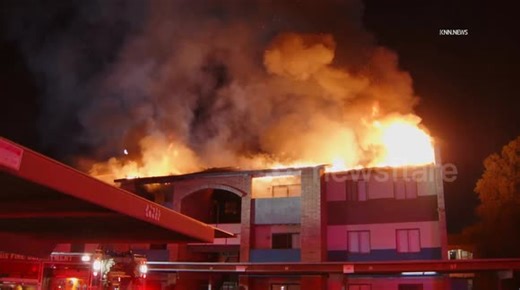 US, Phoenix: Phoenix Firefighters Battle 1st Alarm Apartment Fire