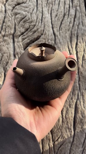 一之 on Instagram: "唐代抹茶罐改做的茶壶 A teapot crafted from a Tang Dynasty matcha jar. 【基础工艺】本人 纯手工 拉坯 制作 【Basic Craftsmanship】Handmade by the artist using the wheel-throwing technique 【工艺制作】壶身 壶嘴 壶把 壶盖 一次拉坯成型 【Craftsmanship】Teapot body Spout Handle Lid Single-piece wheel-thrown construction 【出水设计】传统的 独孔 不做球孔 【Water Flow Design】Traditional single hole, no ball hole 【器物类型】急须壶 泡茶壶 【Teapot Type】quick-pour teapot, tea-brewing teapot 【泥料材质】紫砂 紫泥 【Clay Material】Zisha, purple clay 【制作烧成】落灰柴窑 电柴窑 【Production and