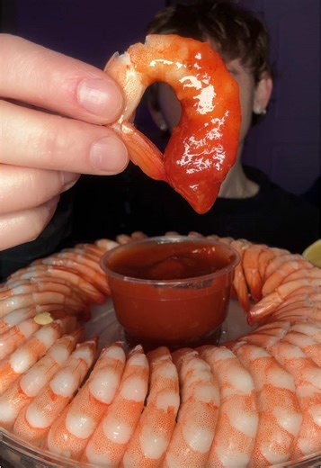 more shrimp cocktail 🙃 adding the chili crisp to the cocktail sauce is the move 👌🏻 #mukbang #asmr #shrimp #seafood #food