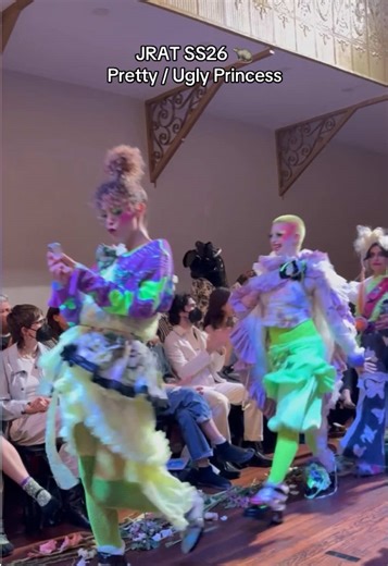 A SHOW WHERE EVERYONE WAS HAVING FUN!!! 🪄 🏷️🏷️: #nyfw #fashionwriter #vintagefashion #sustainablefashion #zerowaste