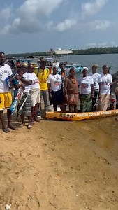 Le gagnant de la course de pirogue a reçu un trophée 🏆, une enveloppe avec une nouvelle pirogue. Merci aux participants. Merci surtout aux comités d'organisation 🫶 | Grandlahou24