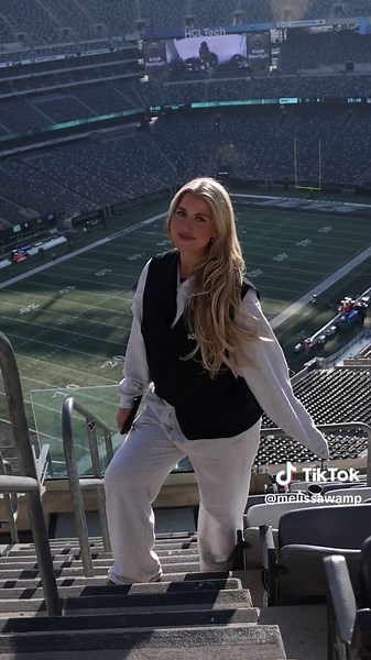 Pretty view of the office #womeninsports #womeninsportsmedia #nfl #nfltiktok #oneractive @Oner Active @KrissyCela @Scarlett Owens