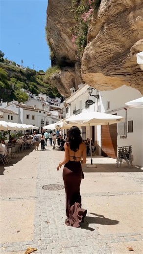 AMALIA ROMAN on Instagram: "But this is how Andalucía looks like starting from March 🤭🤍🇪🇸 SAVE THIS POST 🇪🇸🫶🏽 4 places not to miss in Andalucia 🇪🇸 SAVE THIS POST 🇪🇸💛 1. SEVILLA 🏛️ Visit Palacio de las Dueñas 🌺 Must go to Casa de Pilato 🍤 Try tapas to El Rinconcillo, the oldest tapas in the world 🍭 Go to Convento de Santa Ines to get sweets made by nuns for 5€ 💃🏻 Visit Plaza de España and enjoy a free flamenco show 🍫 Try churros at Bar el Comercio ✨ Visit Setas de Sevilla at s