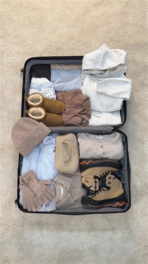 Which suitcase would you rather have this winter break?🧳