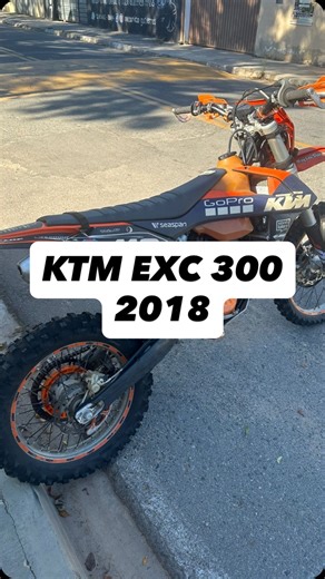 Classificados Offroad on Instagram: "KTM EXC 300 2018 R$ 45.000,00 - 2º dono, 345 horas originais, tenho histórico da moto desde 0km - 2 Pneus Mitas novos - Kit partida novo (trocado pela 1ª vez em janeiro 2026, peças originais ktm) - ⁠Luciolli traseira e camara grossa dianteira - Comprei jogo de plásticos novos que vai junto com a moto - ⁠manual, NF e pasta ktm - ⁠todos protetores+ventoinha - ⁠revisões em dia, moto fica em hotel, revisada toda trilha Não aceito trocas pois já comprei outra moto