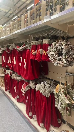 CHRISTMAS DECS ARE IN @B&M Stores 🎄🤶🏼🎅🏼❄️☃️ #christmas #countdowntochristmas #hoidaysarecoming #santa #themostwonderfultimeoftheyear #christmas2022🎄