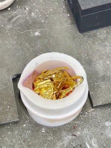 Is it fake gold if it smokes when burned#Gold#Gold bar#Molten gold