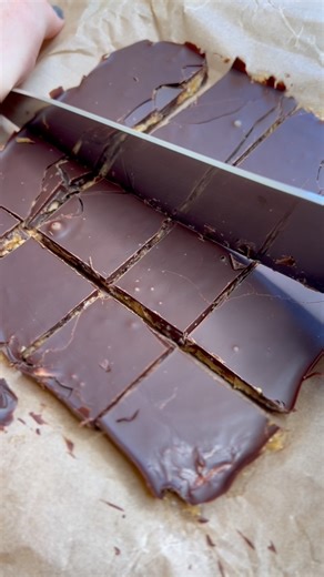 INGREDIENTS: 200g vegan chocolate (to melt), 2.5 tablespoons peanut butter, 4.5 tablespoons shredded coconut. INSTRUCTIONS: 1️⃣ Melt the chocolate and add a layer to the bottom of the tin lined with baking paper. Place in the fridge for 15 minutes to let the chocolate set. 2️⃣ Mix together the peanut butter and coconut, add on top of the chocolate and spread out well. 3️⃣ Top with the remaining chocolate and completely cover the coconut layer. 4️⃣ Place in the fridge for 40 minutes or until set.