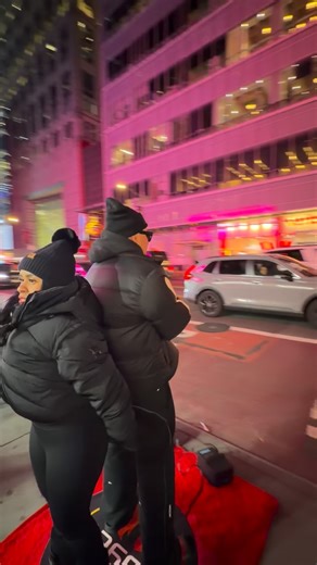 In New York with mom 🗽 #reels #viral #comedy #explore #funny #couples #latina #pranks #latinamom #momandason #newyork #city #nightlive | R6lphyreels