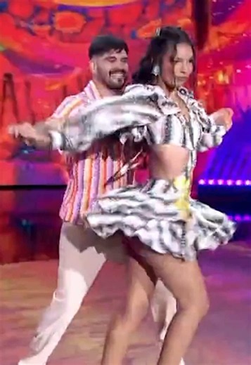 Diva faz assim! 💅 Simplesmente Mell Muzzillo dando o nome na pista da #DançaDosFamosos #Domingão @Mell Muzzillo