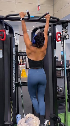 Get your first pull up with these 3 exercises! ✅ Lat Pull-Down Sit tall, brace your core, and pull the bar toward your upper chest while driving elbows down and in. Control the bar back up with a full stretch at the top. ✅ Scapular Pull-Ups Hang from the bar with straight arms. Without bending your elbows, pull your shoulder blades down and back to lift your body slightly, then return to a full hang. ✅ Negative Pull-Ups Start at the top with chin over the bar. Keep shoulders packed and lower you