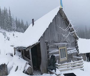 Hiking through an abandoned log cabin to prevent the extreme cold. | Alone with nature