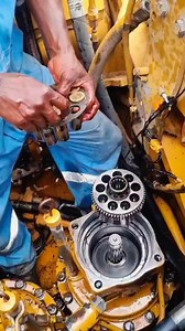 Precision engineering in action: Witnessing the meticulous reassembly of a hydraulic swing motor for a CAT 346 CL. Every component, from the piston group to the delicate springs and control plates, is carefully installed to ensure flawless operation. This detailed work is critical for maintaining the power and agility of heavy equipment, guaranteeing peak performance and reliability on the job site. Welcome to Fast Track Congo. Located in the heart of Lubumbashi and Kolwezi, we specialize in pro