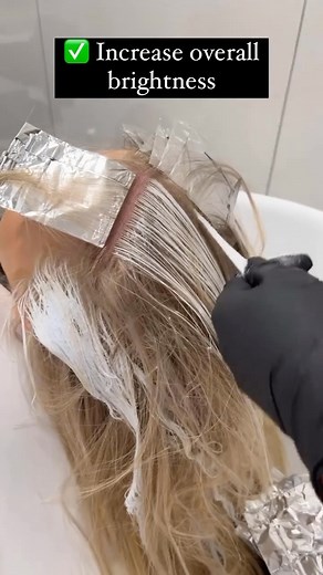 When pulling out your foils at the backwash wipe the lightener down with your hands to… ✅ Remove the previous toner ✅ Give the ends a gentle lighten ✅ Increase overall brightness @haitbyantoniamaria #procare #procarepro | Procarehairfoil