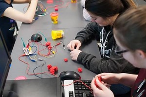 À l’occasion de la Journée internationale des femmes et des filles de science, nous saluons nos ingénieures et techniciennes qui s’impliquent à l’événement Les filles et les sciences, un duo électrisant Montréal ! C’est d’ailleurs le bon moment pour les jeunes filles de 2e et 3e secondaires de s’inscrire aux activités gratuites qui auront lieu le 18 mars prochain à Montréal, Sherbrooke, Québec et Rimouski ! Plus d'infos ➡️️ http://www.lesfillesetlessciences.ca | Hydro-Québec